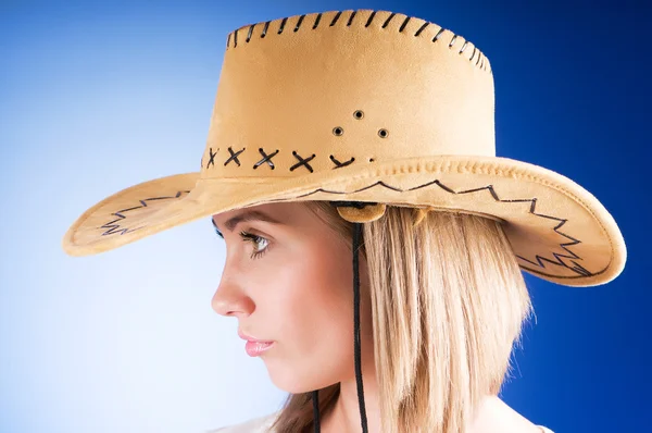 Молода дівчина в ковбойському капелюсі в студії — стокове фото