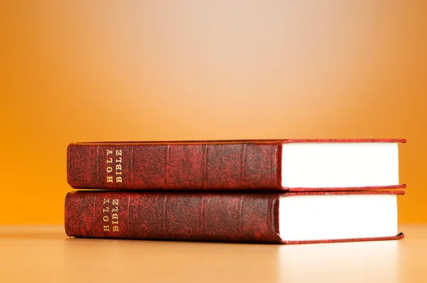 Libri biblici sullo sfondo colorato del gradiente — Foto Stock
