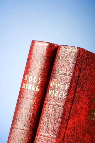 Biblické knihy na barevném pozadí přechodu — Stock fotografie