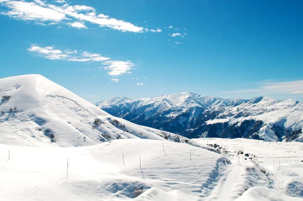 Wysokie góry pod śniegiem zimą — Zdjęcie stockowe