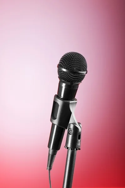 Black microphone against the colorful gradient background — Stock Photo, Image