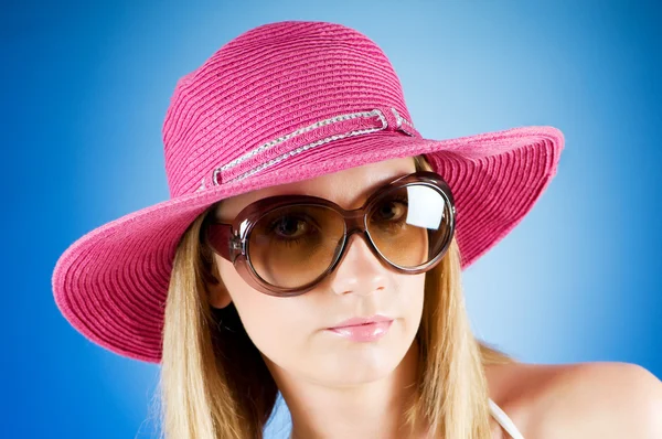 Mladá dívka s kloboukem pláž proti barevných přechodů — Stock fotografie