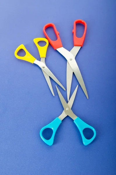 Barevné nůžky na barevný papír na pozadí — Stock fotografie