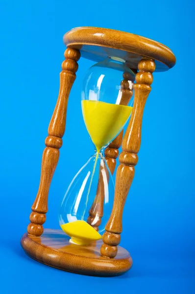 Tid koncept - timglas mot en tonad bakgrund — Stockfoto