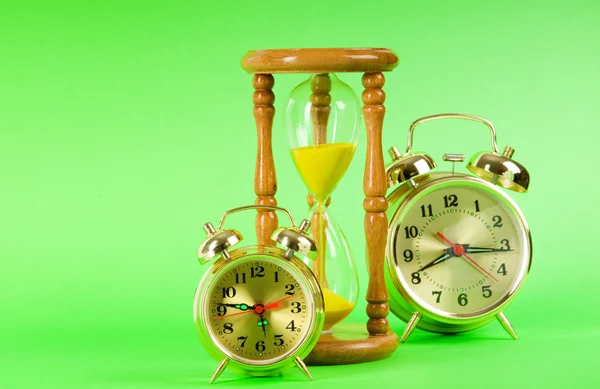 Zeitkonzept mit Uhr und Stundenglas — Stockfoto
