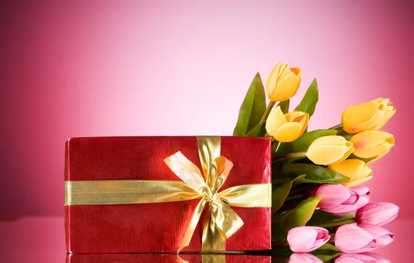 Concetto di celebrazione - confezione regalo e fiori di tulipano — Foto Stock