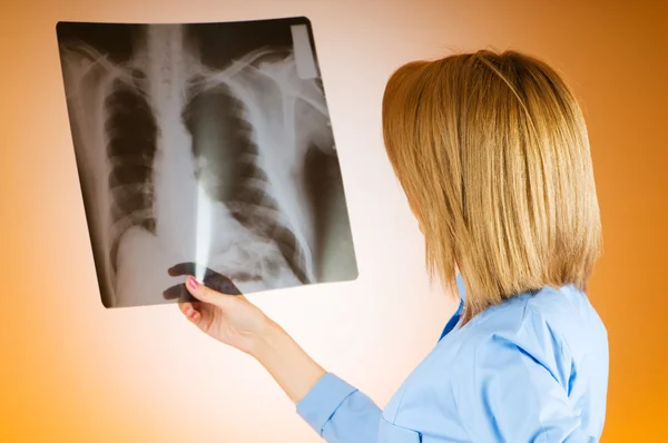 Médecin féminin soigneusement radiographie du patient — Photo