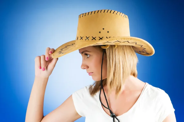 Κοπέλα φορώντας καπέλο στο στούντιο — Φωτογραφία Αρχείου