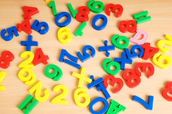 Dzieci liter i cyfr na stole — Zdjęcie stockowe