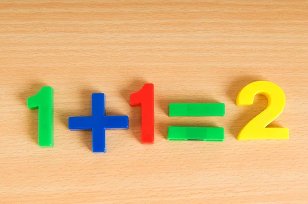 Semplice esempio di matematica con numeri sul tavolo — Foto Stock