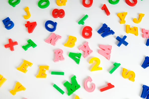 Παιδιά γράμματα και τα ψηφία στον πίνακα — Φωτογραφία Αρχείου