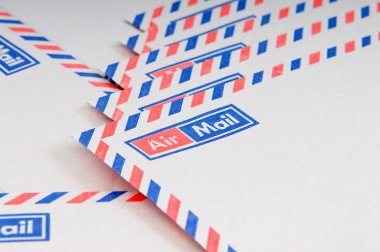Masanın üzerinde birçok zarf ile Mail kavramı