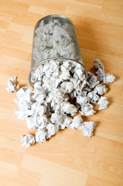 Мусорное ведро с бумажными отходами изолировано на белом — стоковое фото