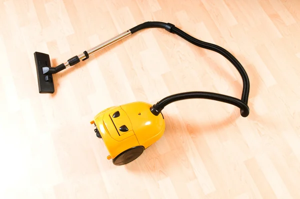 磨かれた木製の床に掃除機 — ストック写真