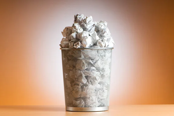 Papelera con residuos de papel aislados en blanco — Foto de Stock
