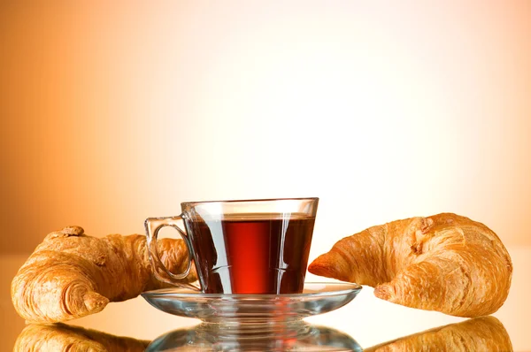 Τσάι και κρουασάν στο παρασκήνιο αντανακλαστική — Φωτογραφία Αρχείου