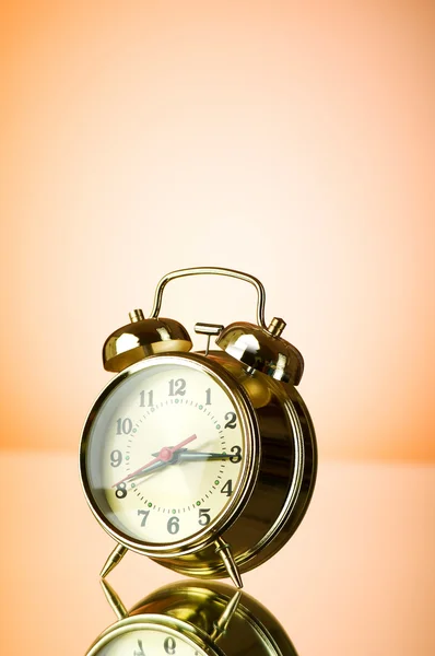 Zaman kavramı - çalar saat renkli bir arka plana dayanır — Stok fotoğraf