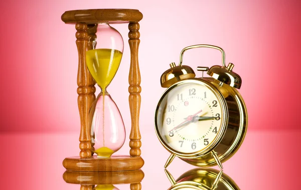 Conceito de tempo com relógio e vidro de hora — Fotografia de Stock