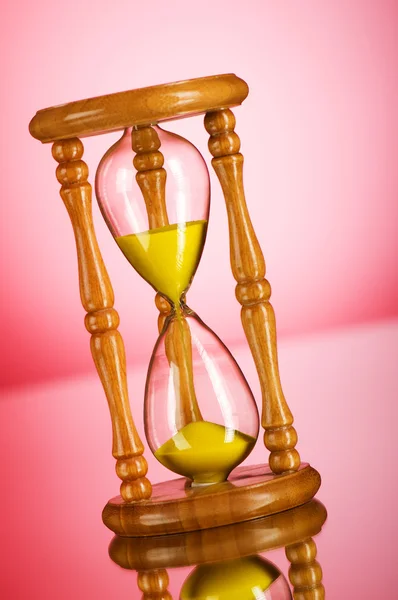 時間の概念 - グラデーションの背景に対して砂時計 — ストック写真