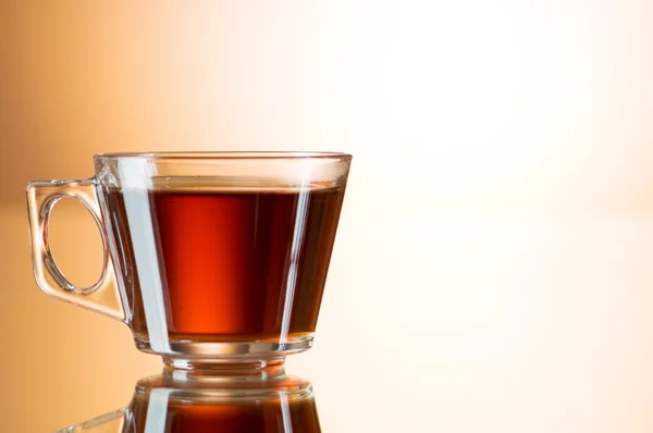反射表面の紅茶のカップ — ストック写真