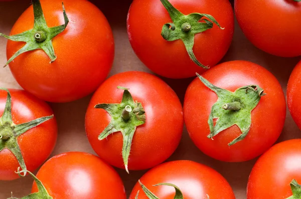 Κόκκινες ντομάτες, διοργανώνονται στο περίπτερο αγορά — Φωτογραφία Αρχείου