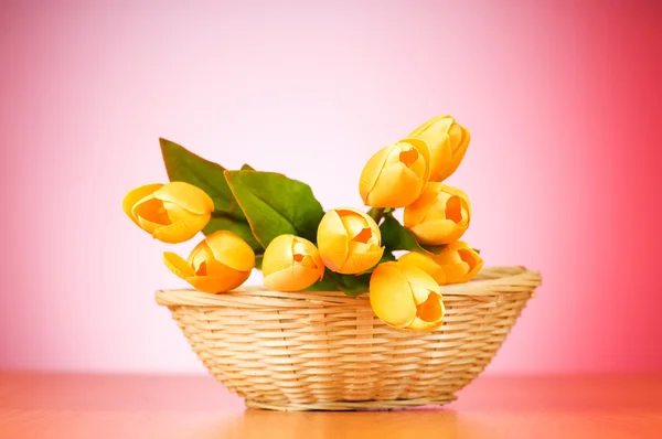 Um monte de flores de tulipa na mesa — Fotografia de Stock