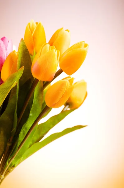 Bouquet de tulipes colorées sur la table — Photo