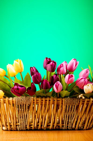 ช่อดอกทิวลิปสีสันสดใสบนโต๊ะ — ภาพถ่ายสต็อก