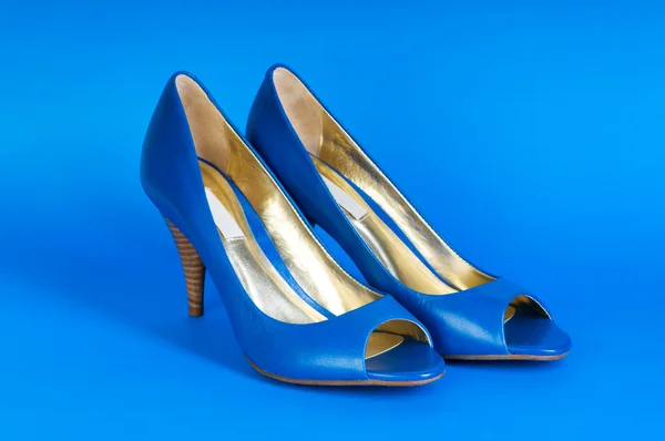 Concept de mode avec chaussures femme bleu sur talons hauts — Photo