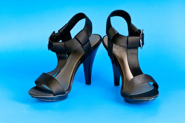 Divat fogalmát a nyitott lábujj nő cipő — Stock Fotó