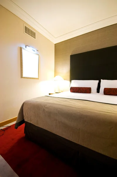 Manželská postel v hotelovém pokoji — Stock fotografie