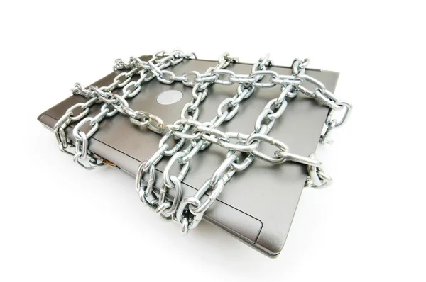 Bezpečnostní koncepce počítače s notebookem a řetězem — Stock fotografie