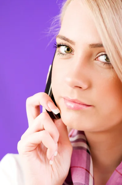Blond girl talking on mobile phone — Stock Photo, Image