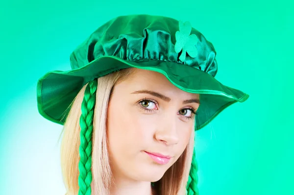 Saint-Patrick-Day-Konzept mit jungen Mädchen — Stockfoto
