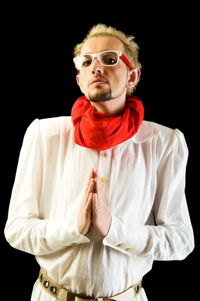 Homem com cachecol vermelho no preto — Fotografia de Stock