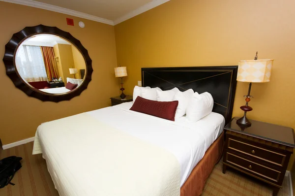 Двуспальная кровать в номере отеля — стоковое фото