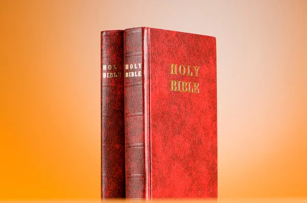 Livros bíblicos contra o fundo gradiente colorido — Fotografia de Stock