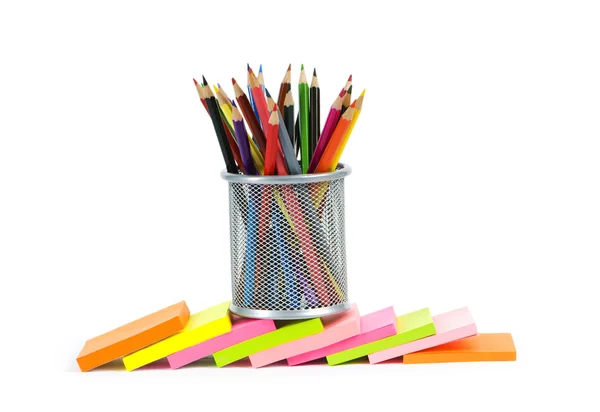 Upomínky a barevné tužky izolovaných na bílém — Stock fotografie