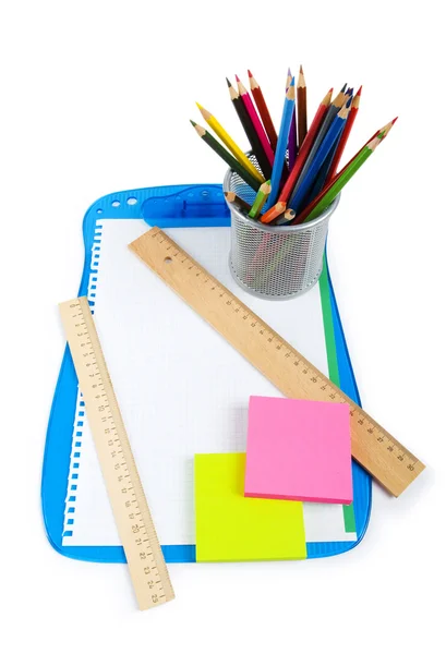 Ordner und Bleistifte isoliert auf weißem Hintergrund — Stockfoto