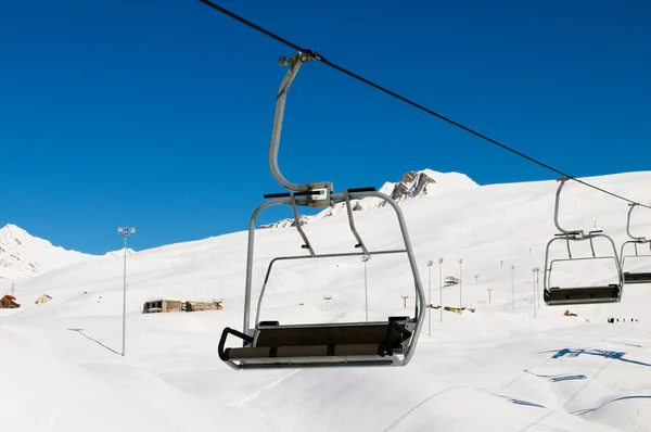 Skiliftstühle an einem hellen Wintertag — Stockfoto