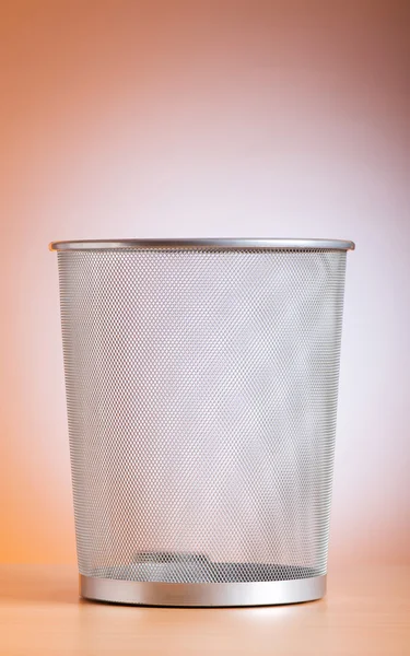 Сміттєвий бак з відходами паперу ізольовано на білому — стокове фото
