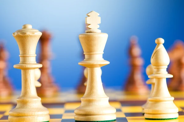 Набір шахових фігур на ігровій дошці — стокове фото