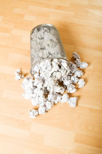 Çöp kutusu ile kağıt atık izole üzerinde beyaz — Stok fotoğraf