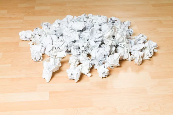 Beaucoup de papier poubelle sur le sol en bois — Photo