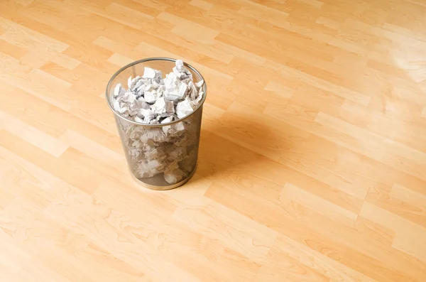 Coș de gunoi cu deșeuri de hârtie izolate pe alb — Fotografie, imagine de stoc