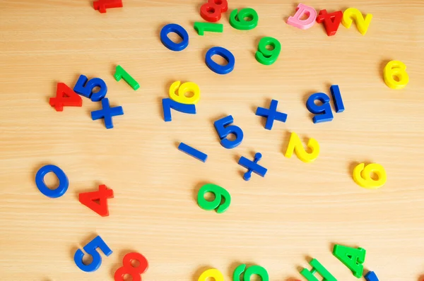 子供たちの文字と数字、テーブルの上 — ストック写真