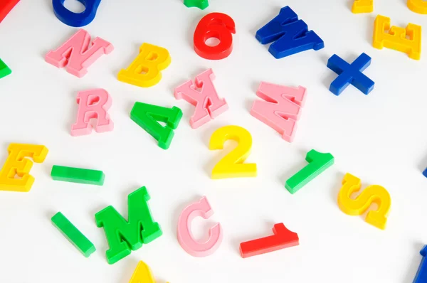 A gyermekek betűket és számokat az asztalra — Stock Fotó