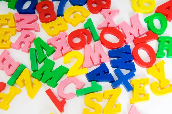 Детские буквы и цифры на столе — стоковое фото