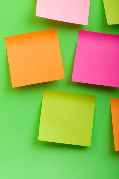 Notas de recuerdo sobre el papel de colores brillantes — Foto de Stock