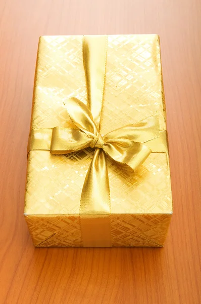Коробка подарка изолированы на белом фоне — стоковое фото
